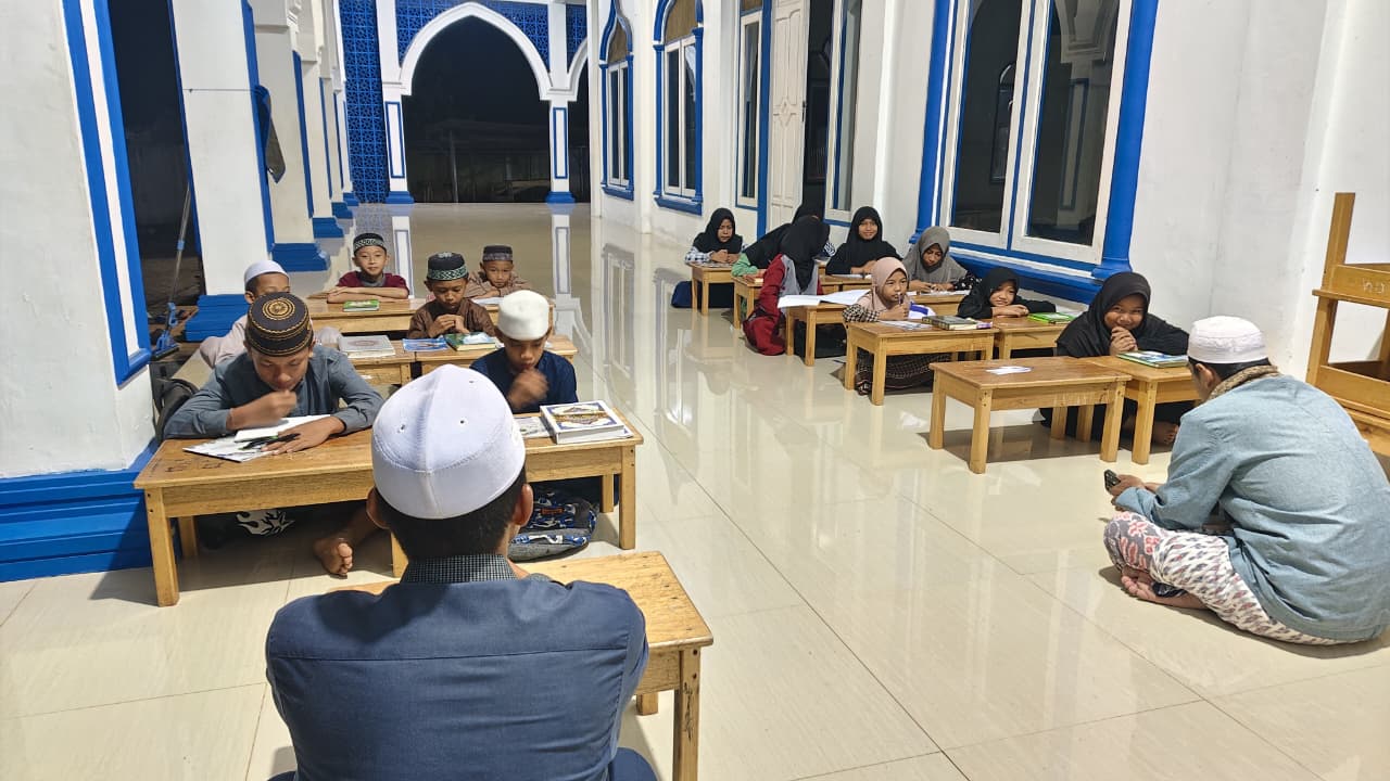 LAZ Al Azhar Perkuat Program Keagamaan di Desa Mangkalapi, Tanah Bumbu